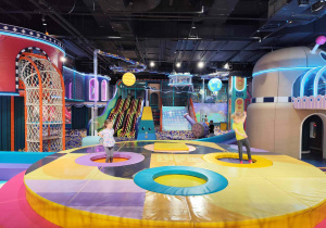 Dzieci bawią się na sali zabaw.