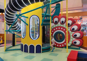 Dzieci bawią się na sali zabaw.