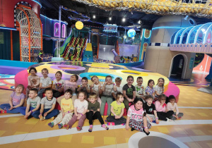 Dzieci bawią się na sali zabaw.