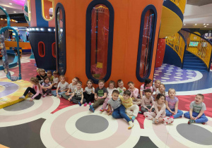 Dzieci bawią się na sali zabaw.