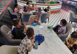 Dzieci bawią się na sali zabaw.