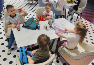 Dzieci bawią się na sali zabaw.