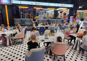 Dzieci bawią się na sali zabaw.