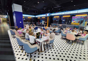 Dzieci bawią się na sali zabaw.