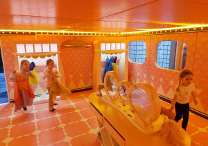 Dzieci bawią się na sali zabaw.