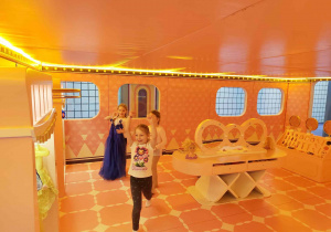 Dzieci bawią się na sali zabaw.