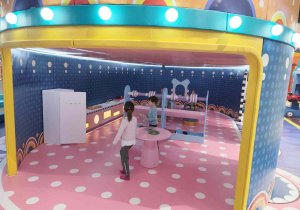 Dzieci bawią się na sali zabaw.