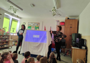 Dzieci oglądają przedszkolny teatr cieni.