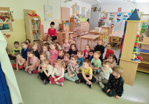 Dzieci oglądają przedszkolny teatr cieni.