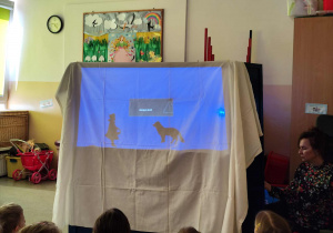 Dzieci oglądają przedszkolny teatr cieni.