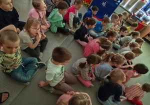 Dzieci oglądają przedszkolny teatr cieni.