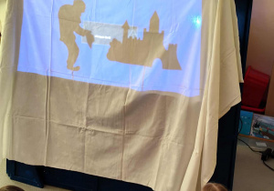 Dzieci oglądają przedszkolny teatr cieni.