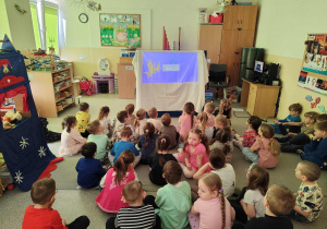 Dzieci oglądają przedszkolny teatr cieni.