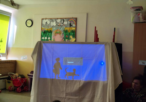 Dzieci oglądają przedszkolny teatr cieni.