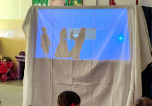 Dzieci oglądają przedszkolny teatr cieni.