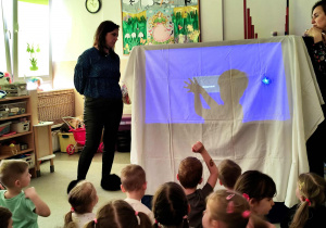 Dzieci oglądają przedszkolny teatr cieni.