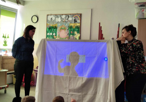 Dzieci oglądają przedszkolny teatr cieni.