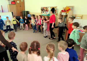 Dzieci oglądają przedszkolny teatr cieni.