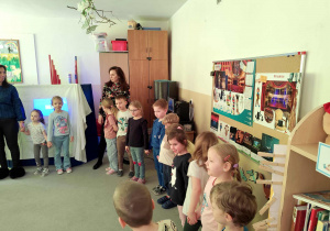 Dzieci oglądają przedszkolny teatr cieni.