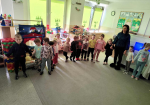 Dzieci oglądają przedszkolny teatr cieni.