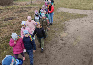 Wiosenny przemarsz dzieci ulicami miasta.