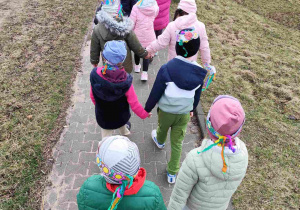 Wiosenny przemarsz dzieci ulicami miasta.