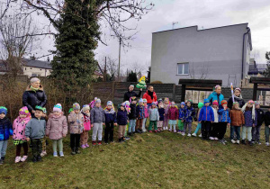 Dzieci świętują nadejście wiosny koło przedszkola.