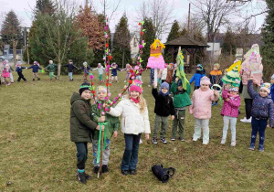 Dzieci świętują nadejście wiosny koło przedszkola.