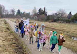 Wiosenny przemarsz dzieci ulicami miasta.