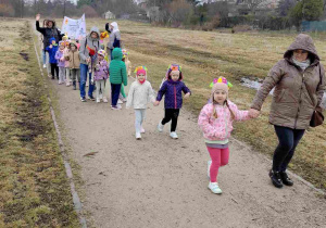 Wiosenny przemarsz dzieci ulicami miasta.
