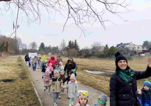 Wiosenny przemarsz dzieci ulicami miasta.