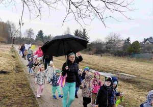 Wiosenny przemarsz dzieci ulicami miasta.