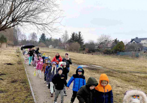 Wiosenny przemarsz dzieci ulicami miasta.