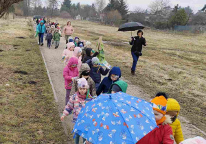 Wiosenny przemarsz dzieci ulicami miasta.