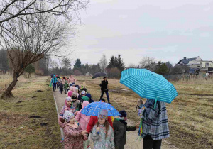Wiosenny przemarsz dzieci ulicami miasta.