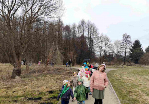 Wiosenny przemarsz dzieci ulicami miasta.