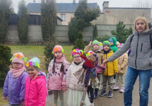 Wiosenny przemarsz dzieci ulicami miasta.
