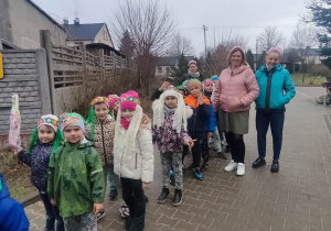 Wiosenny przemarsz dzieci ulicami miasta.