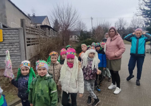 Wiosenny przemarsz dzieci ulicami miasta.
