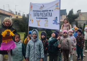 Wiosenny przemarsz dzieci ulicami miasta.