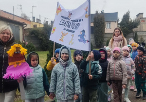 Wiosenny przemarsz dzieci ulicami miasta.