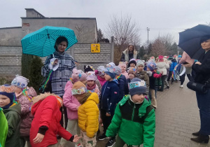 Wiosenny przemarsz dzieci ulicami miasta.