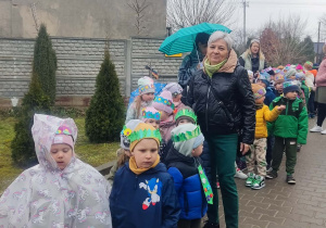 Wiosenny przemarsz dzieci ulicami miasta.