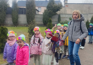 Wiosenny przemarsz dzieci ulicami miasta.
