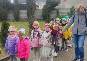 Wiosenny przemarsz dzieci ulicami miasta.