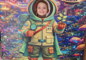 Dziecko pozuje do zdjęcia.