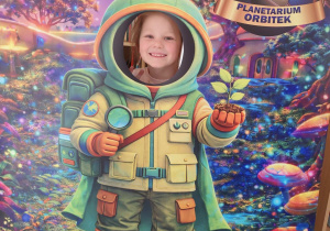 Dziecko pozuje do zdjęcia.