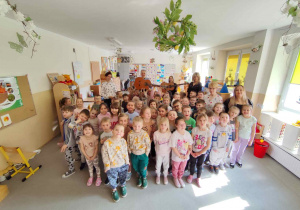 Dzieci słuchają gitarowego koncertu.