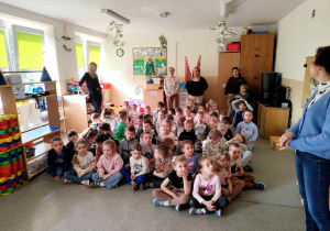 Dzieci słuchają gitarowego koncertu.