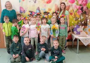 Zdjęcie grupowe dzieci w dniu zielonym.